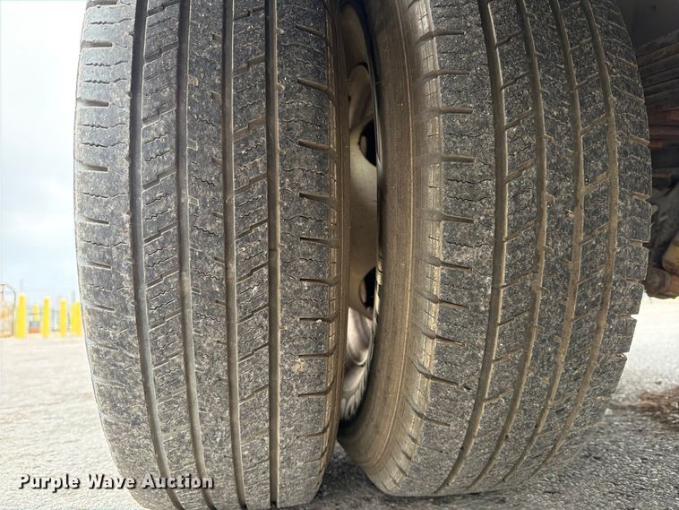 image for item ED5112 2009 Ford E450 Super Duty delivery van