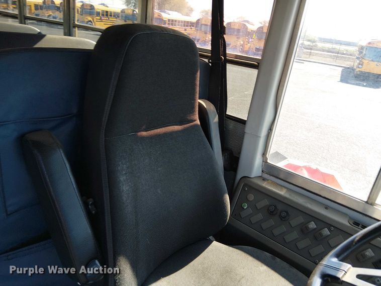 image for item EE4999 2004 Thomas Built HDX school bus