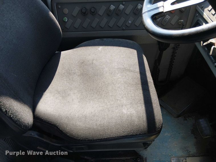 image for item EE4999 2004 Thomas Built HDX school bus