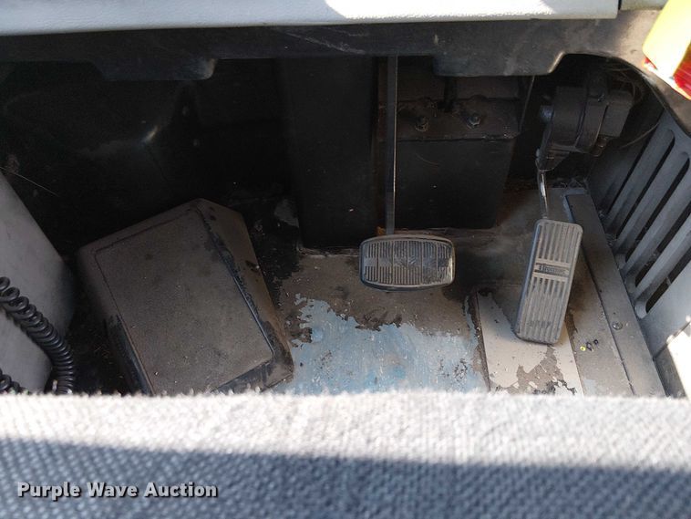 image for item EE4999 2004 Thomas Built HDX school bus