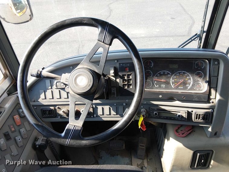 image for item EE4999 2004 Thomas Built HDX school bus