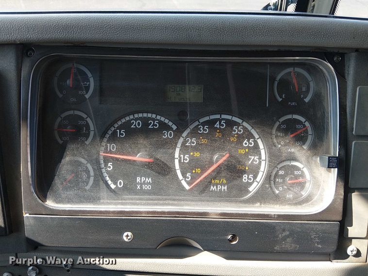 image for item EE4999 2004 Thomas Built HDX school bus