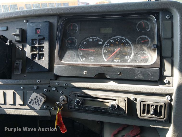 image for item EE4999 2004 Thomas Built HDX school bus