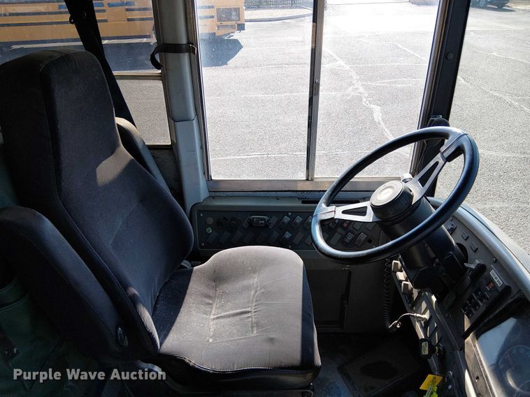 image for item EE5000 2004 Thomas Built HDX school bus