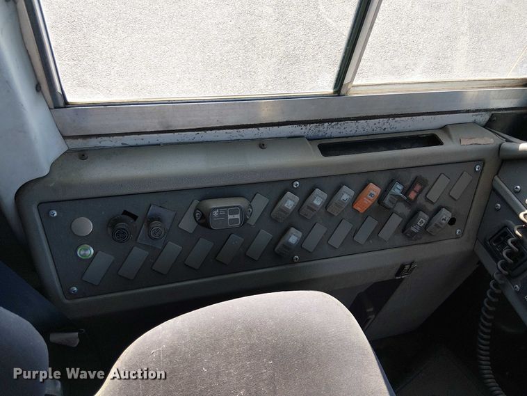 image for item EE5000 2004 Thomas Built HDX school bus