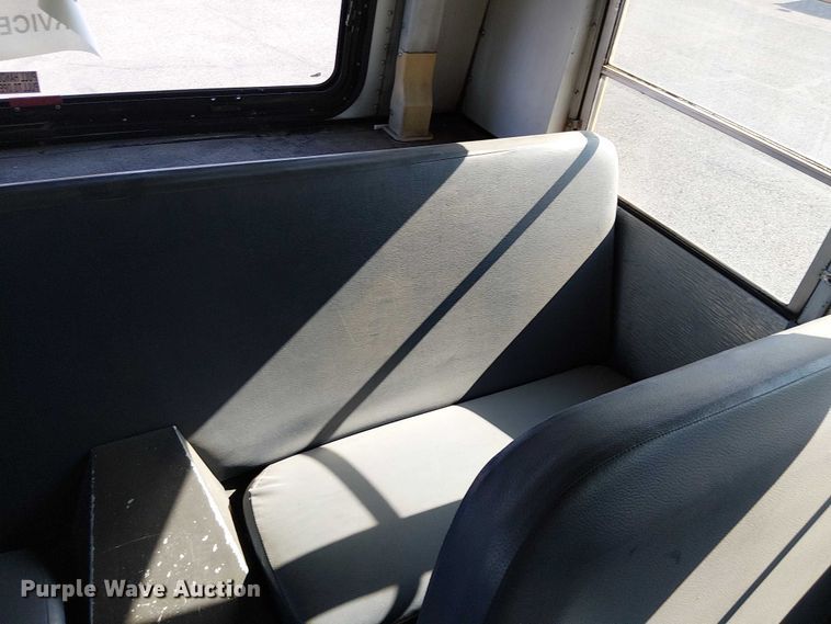 image for item EE5000 2004 Thomas Built HDX school bus