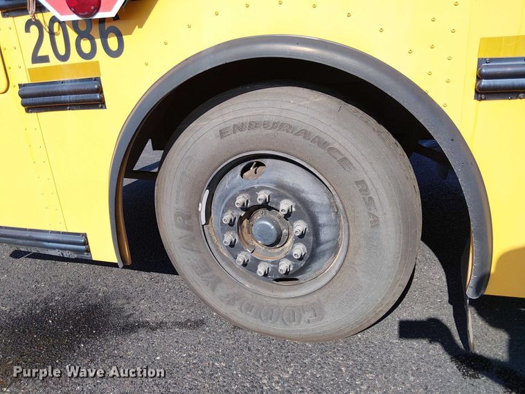 image for item EE5000 2004 Thomas Built HDX school bus