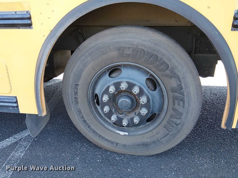 image for item EE5000 2004 Thomas Built HDX school bus