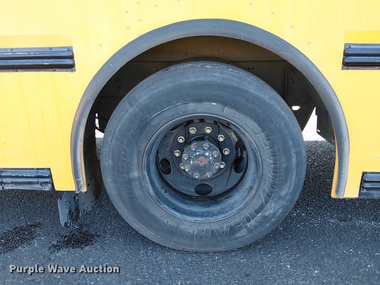 image for item EE5000 2004 Thomas Built HDX school bus