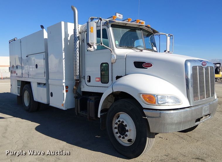 image for item EE5149 2007 Peterbilt 335 utility / service truck