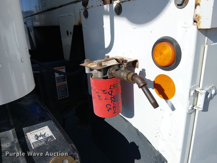 image for item EE5149 2007 Peterbilt 335 utility / service truck