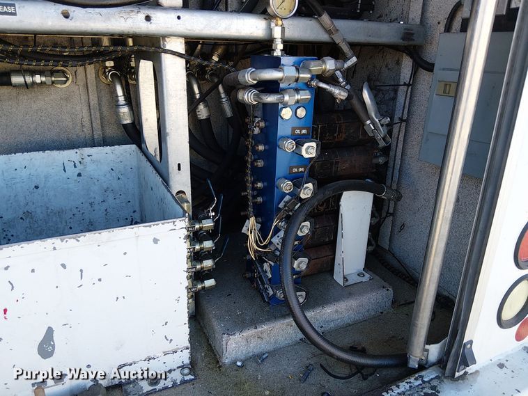 image for item EE5149 2007 Peterbilt 335 utility / service truck