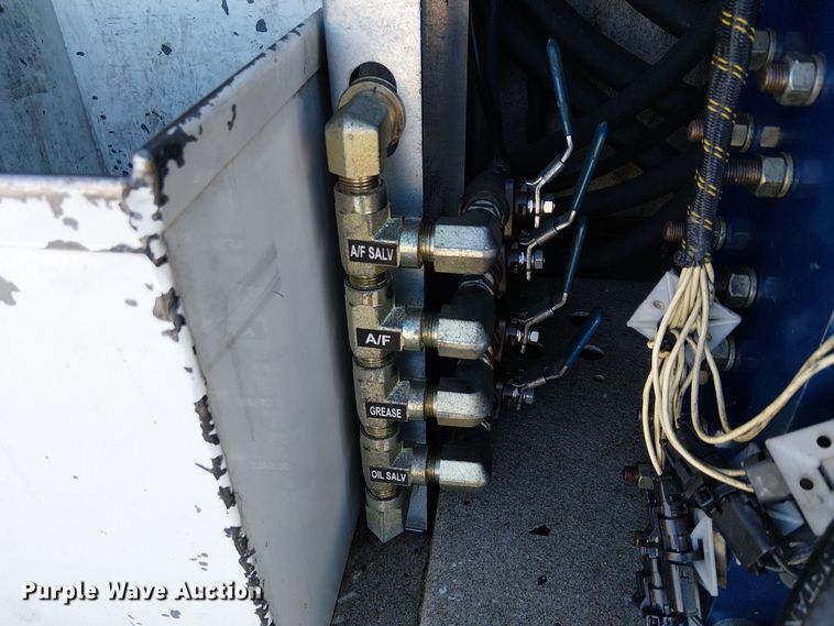 image for item EE5149 2007 Peterbilt 335 utility / service truck