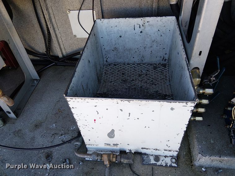 image for item EE5149 2007 Peterbilt 335 utility / service truck