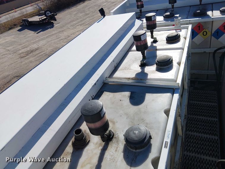 image for item EE5149 2007 Peterbilt 335 utility / service truck