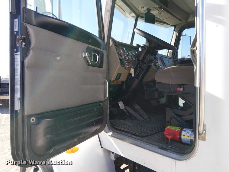 image for item EE5149 2007 Peterbilt 335 utility / service truck