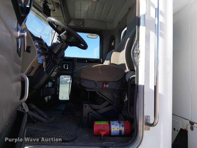 image for item EE5149 2007 Peterbilt 335 utility / service truck