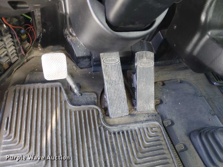 image for item EE5149 2007 Peterbilt 335 utility / service truck