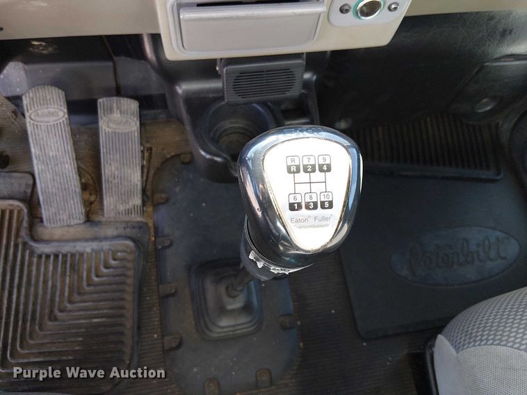 image for item EE5149 2007 Peterbilt 335 utility / service truck