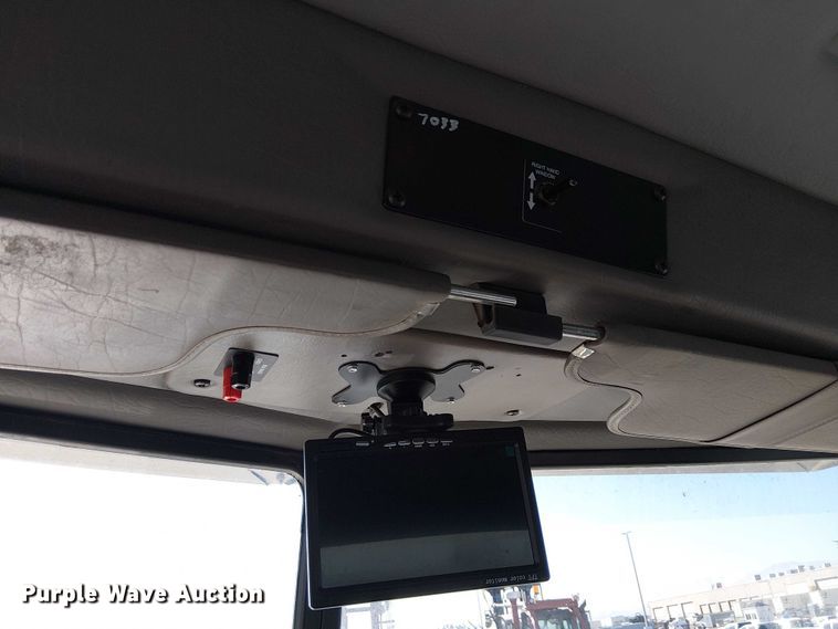 image for item EE5149 2007 Peterbilt 335 utility / service truck