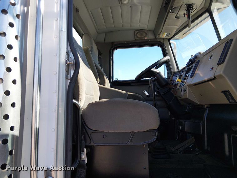 image for item EE5149 2007 Peterbilt 335 utility / service truck