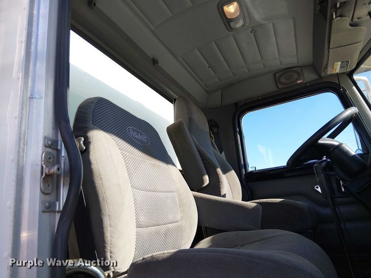 image for item EE5149 2007 Peterbilt 335 utility / service truck