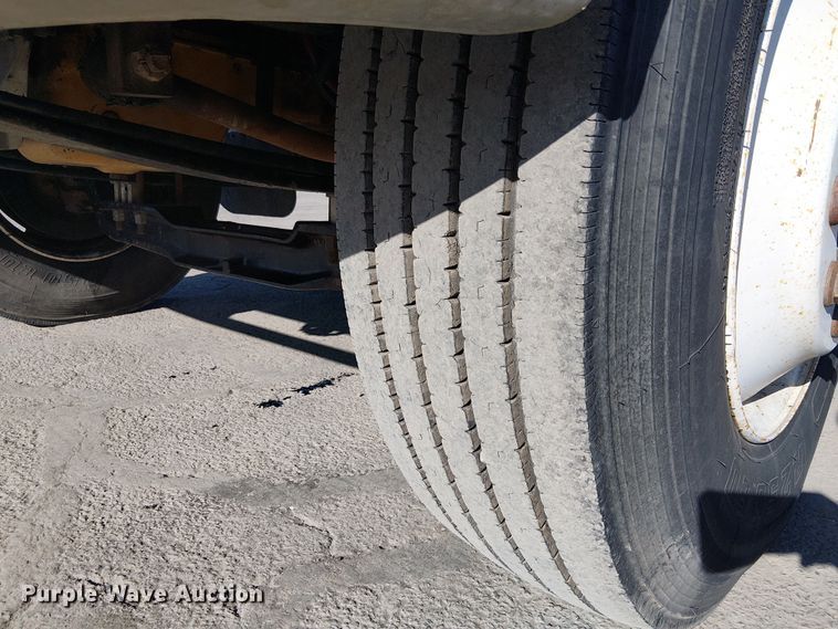 image for item EE5149 2007 Peterbilt 335 utility / service truck