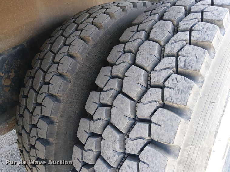 image for item EE5149 2007 Peterbilt 335 utility / service truck