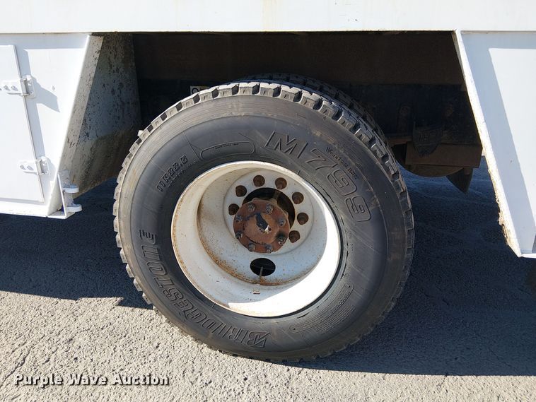 image for item EE5149 2007 Peterbilt 335 utility / service truck