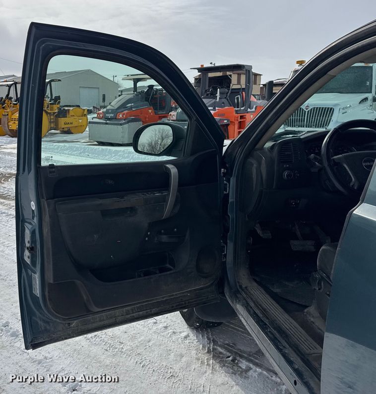 image for item EF2370 2011 GMC Sierra 2500HD Ext. Cab pickup truck