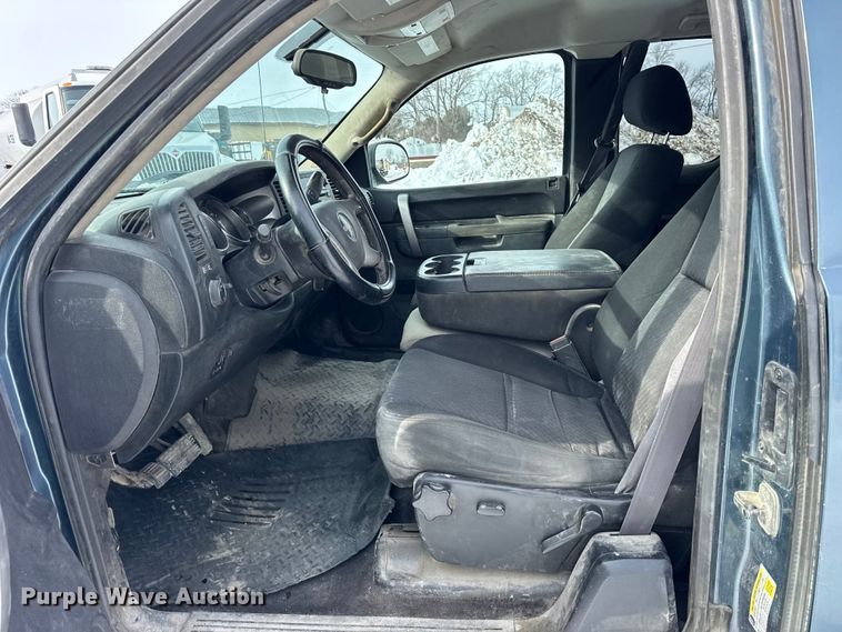 image for item EF2370 2011 GMC Sierra 2500HD Ext. Cab pickup truck