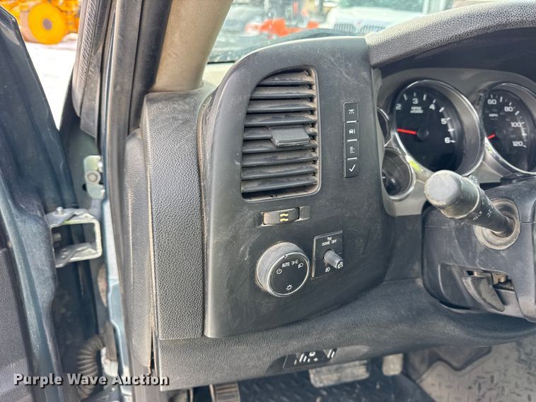 image for item EF2370 2011 GMC Sierra 2500HD Ext. Cab pickup truck