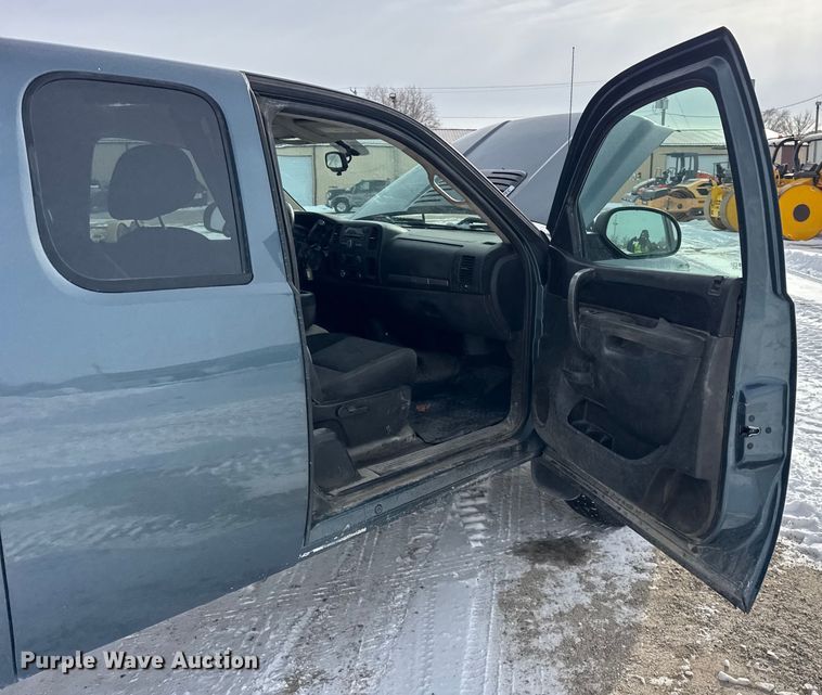 image for item EF2370 2011 GMC Sierra 2500HD Ext. Cab pickup truck