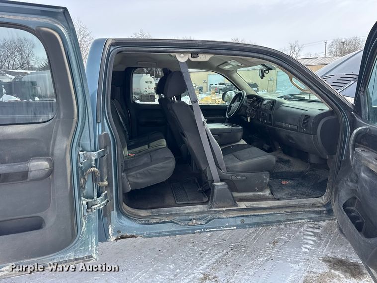 image for item EF2370 2011 GMC Sierra 2500HD Ext. Cab pickup truck