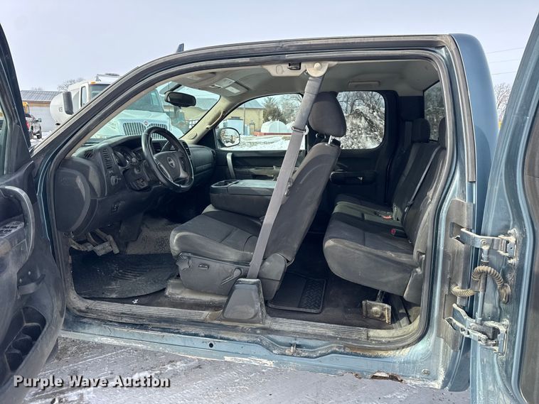 image for item EF2370 2011 GMC Sierra 2500HD Ext. Cab pickup truck