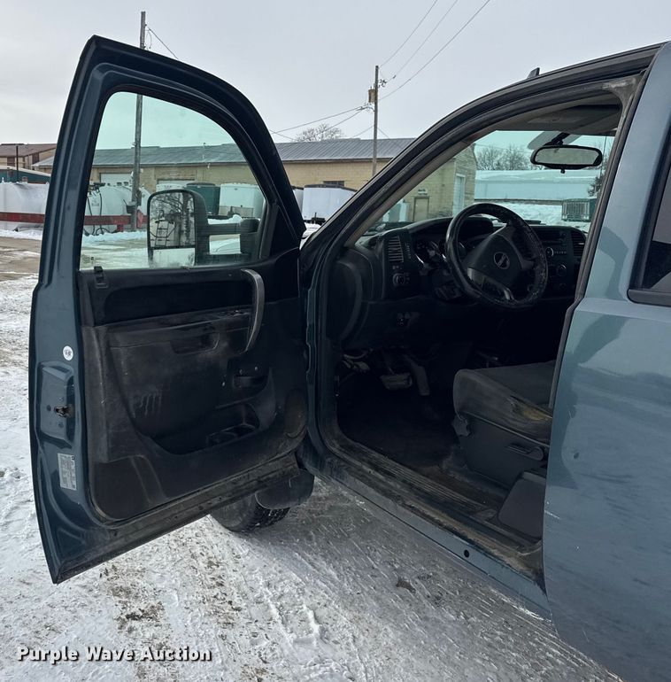 image for item EF2371 2011 GMC Sierra 2500HD Ext. Cab pickup truck