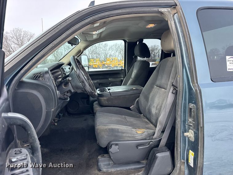 image for item EF2371 2011 GMC Sierra 2500HD Ext. Cab pickup truck