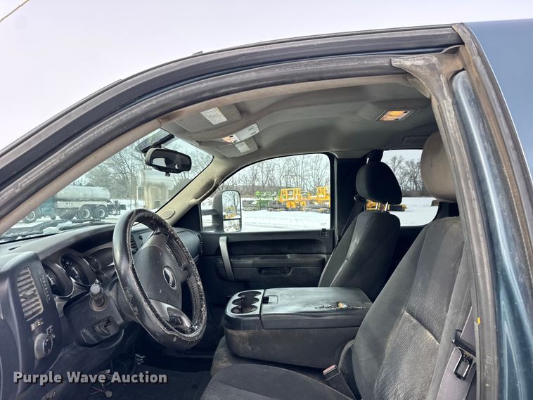 image for item EF2371 2011 GMC Sierra 2500HD Ext. Cab pickup truck