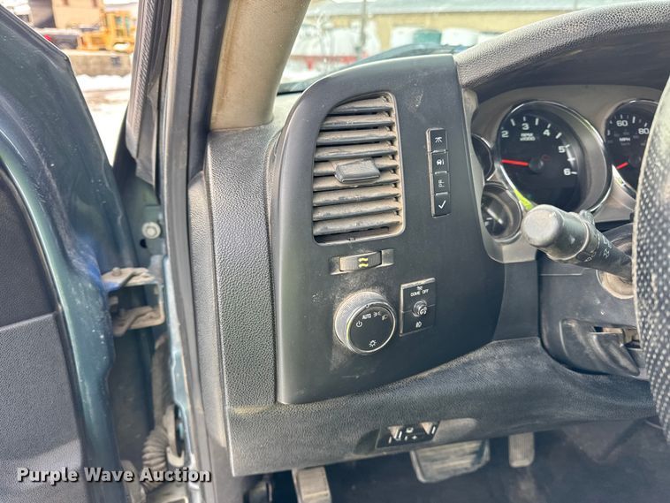 image for item EF2371 2011 GMC Sierra 2500HD Ext. Cab pickup truck