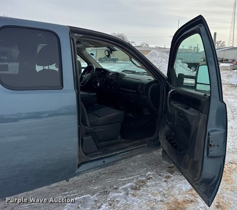 image for item EF2371 2011 GMC Sierra 2500HD Ext. Cab pickup truck