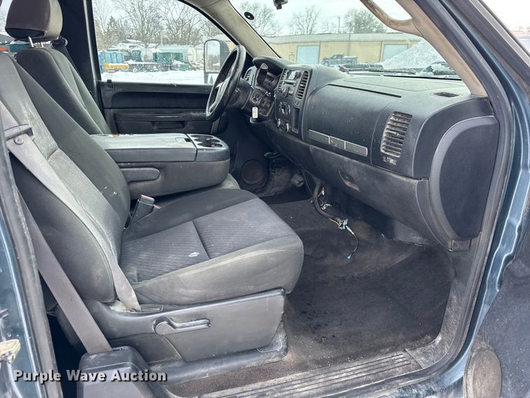 image for item EF2371 2011 GMC Sierra 2500HD Ext. Cab pickup truck