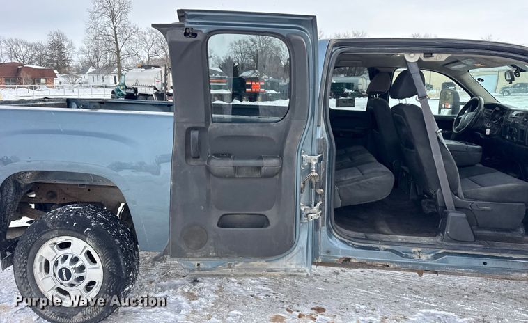 image for item EF2371 2011 GMC Sierra 2500HD Ext. Cab pickup truck