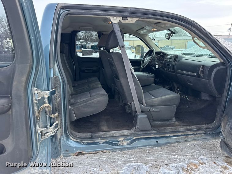 image for item EF2371 2011 GMC Sierra 2500HD Ext. Cab pickup truck