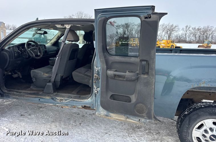 image for item EF2371 2011 GMC Sierra 2500HD Ext. Cab pickup truck