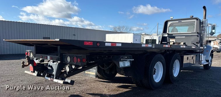 image for item EG1793 2011 Peterbilt 348 rollback truck