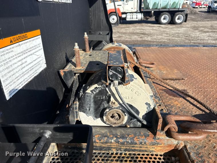 image for item EG1793 2011 Peterbilt 348 rollback truck