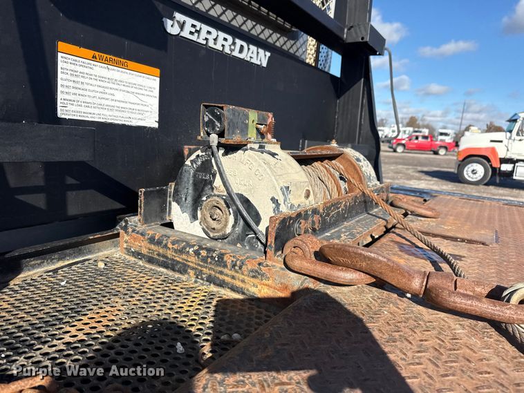 image for item EG1793 2011 Peterbilt 348 rollback truck