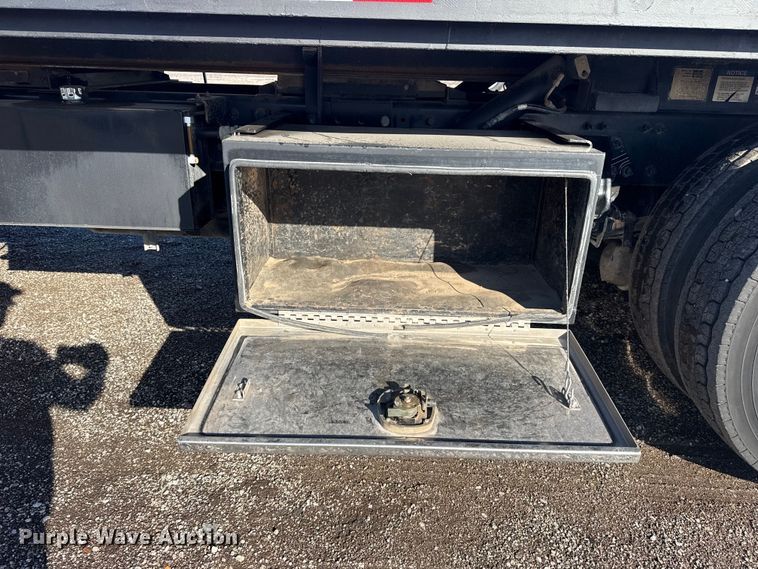 image for item EG1793 2011 Peterbilt 348 rollback truck