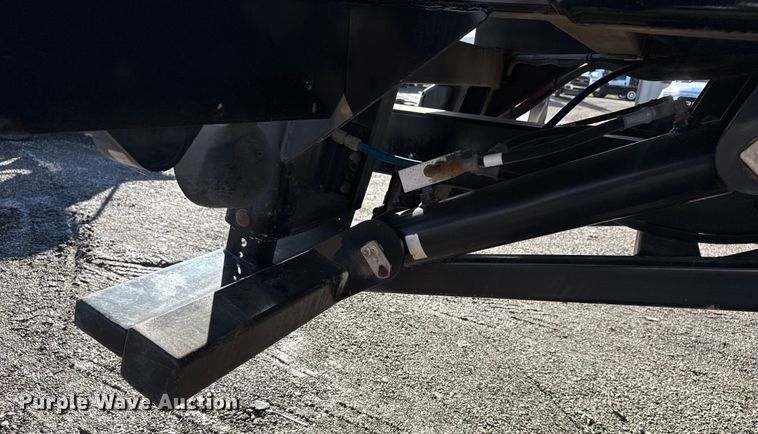 image for item EG1793 2011 Peterbilt 348 rollback truck