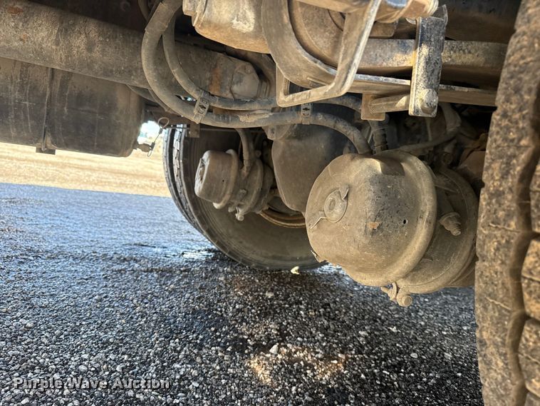 image for item EG1793 2011 Peterbilt 348 rollback truck